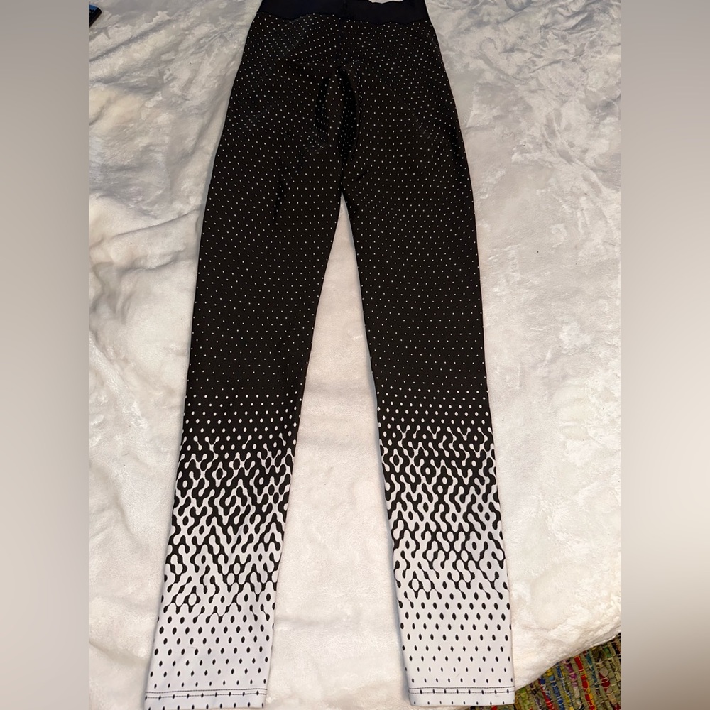 Used once- Gorgeous “ONA” leggings🤍 🖤 🤍